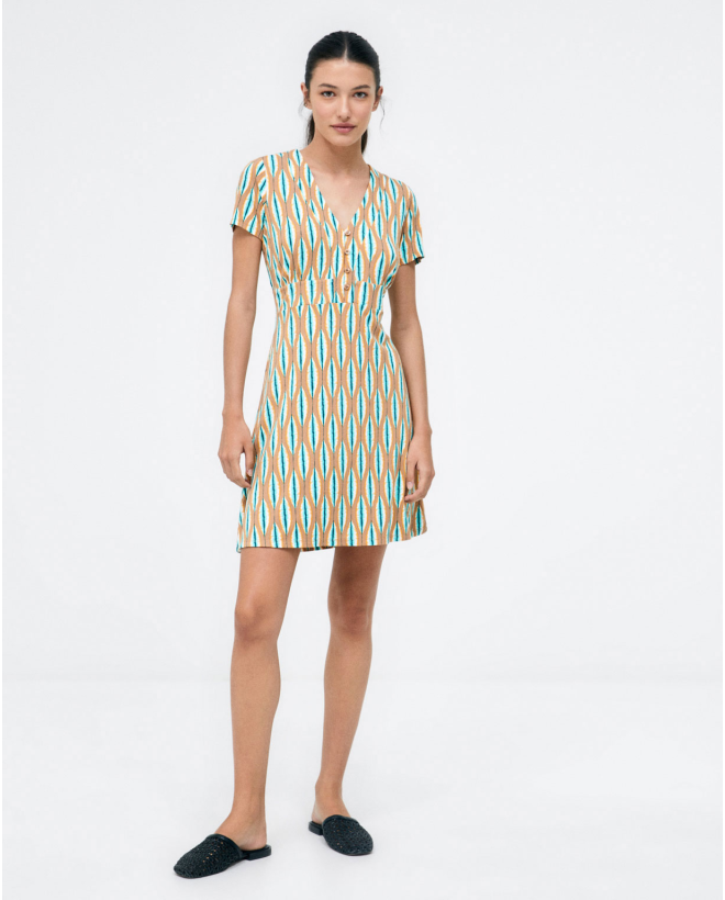 Robe courte. Col en V....