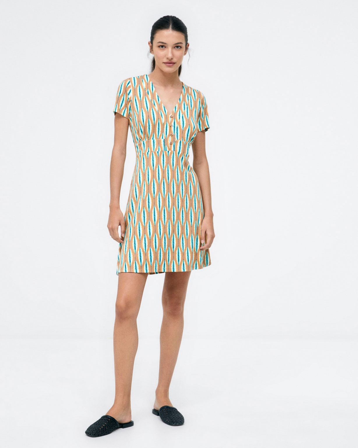 Robe courte. Col en V. Elastique. Imprimé Beige