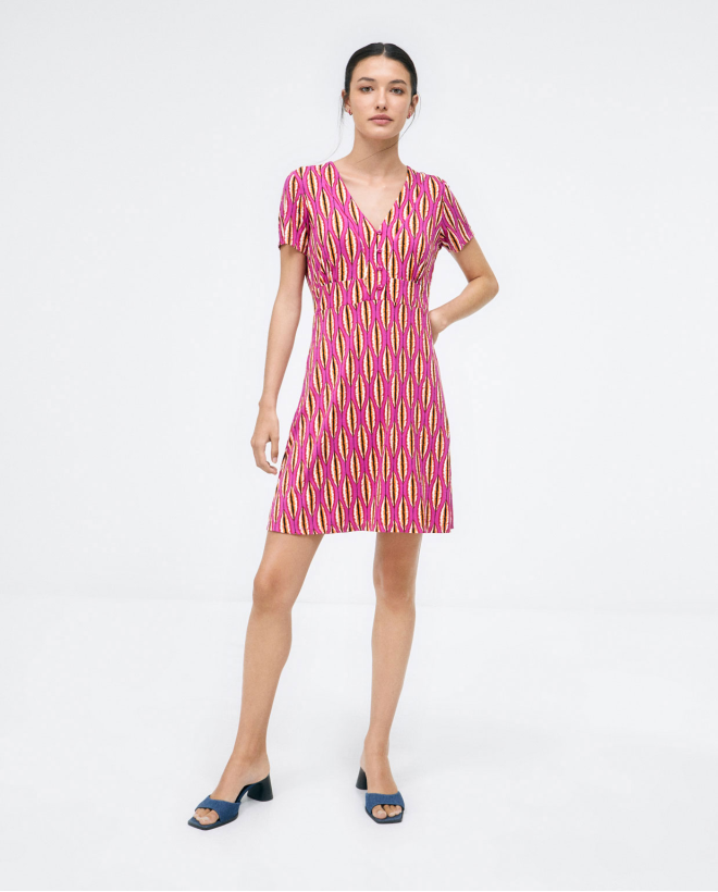 Robe courte. Col en V. Elastique. Imprimé Fushia