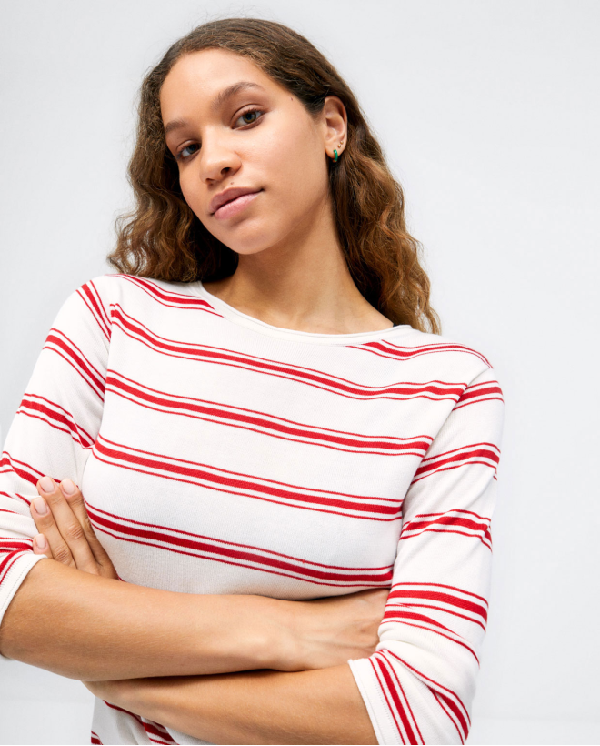 Pull en tricot. Col bateau. Rayures marine Rouge