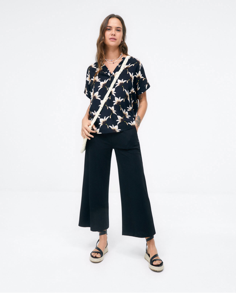 Blouse à manches courtes. Col en V. Imprimé floral Noir