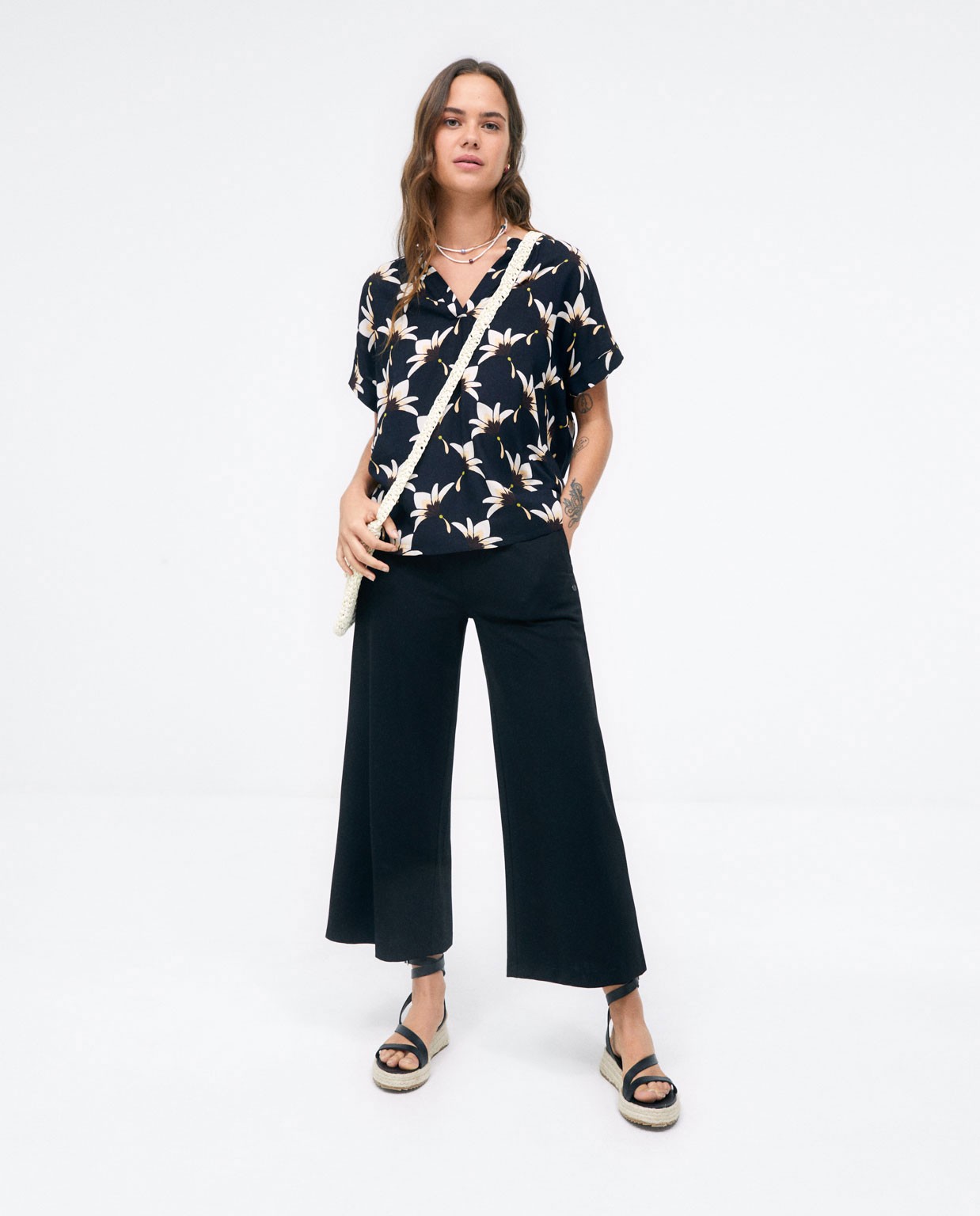 Blouse à manches courtes. Col en V. Imprimé floral Noir