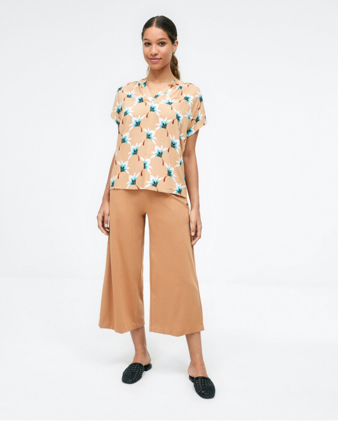 Blouse à manches courtes. Col en V. Imprimé floral Camel