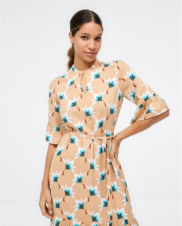 Robe midi avec manches à volants. Imprimé Camel