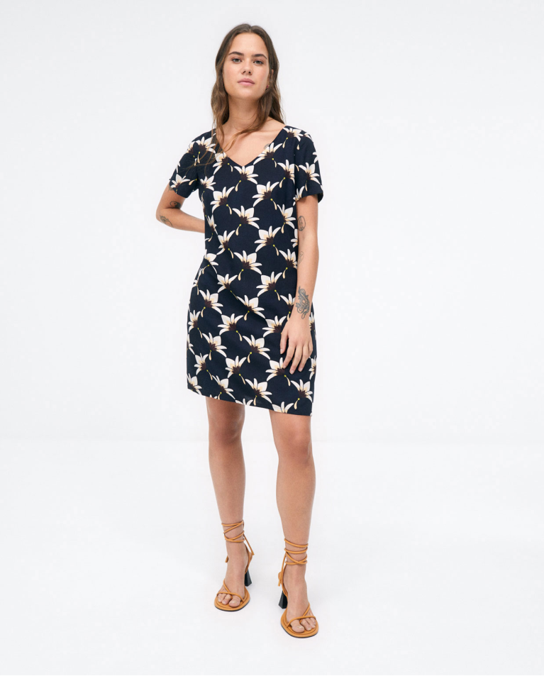 Robe courte et évasée. Col en V. Imprimé Noir