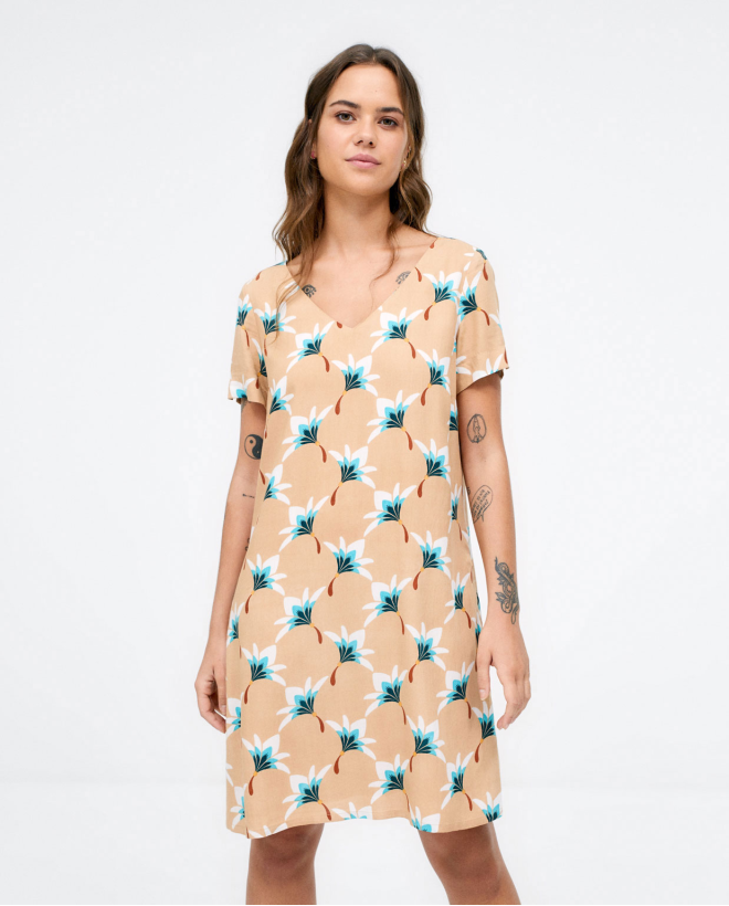 Robe courte et évasée. Col en V. Imprimé Camel