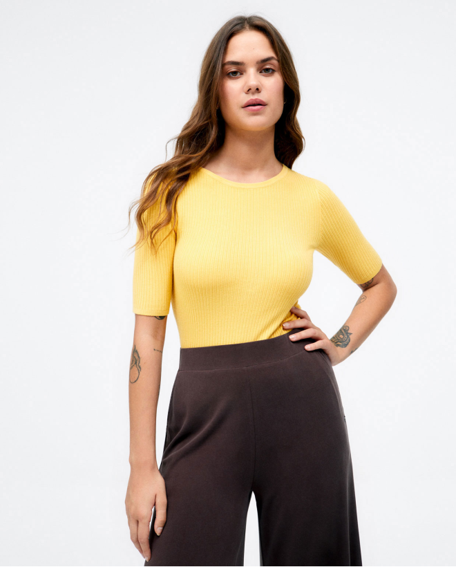 Pull en maille côtelée à manches françaises. Jaune
