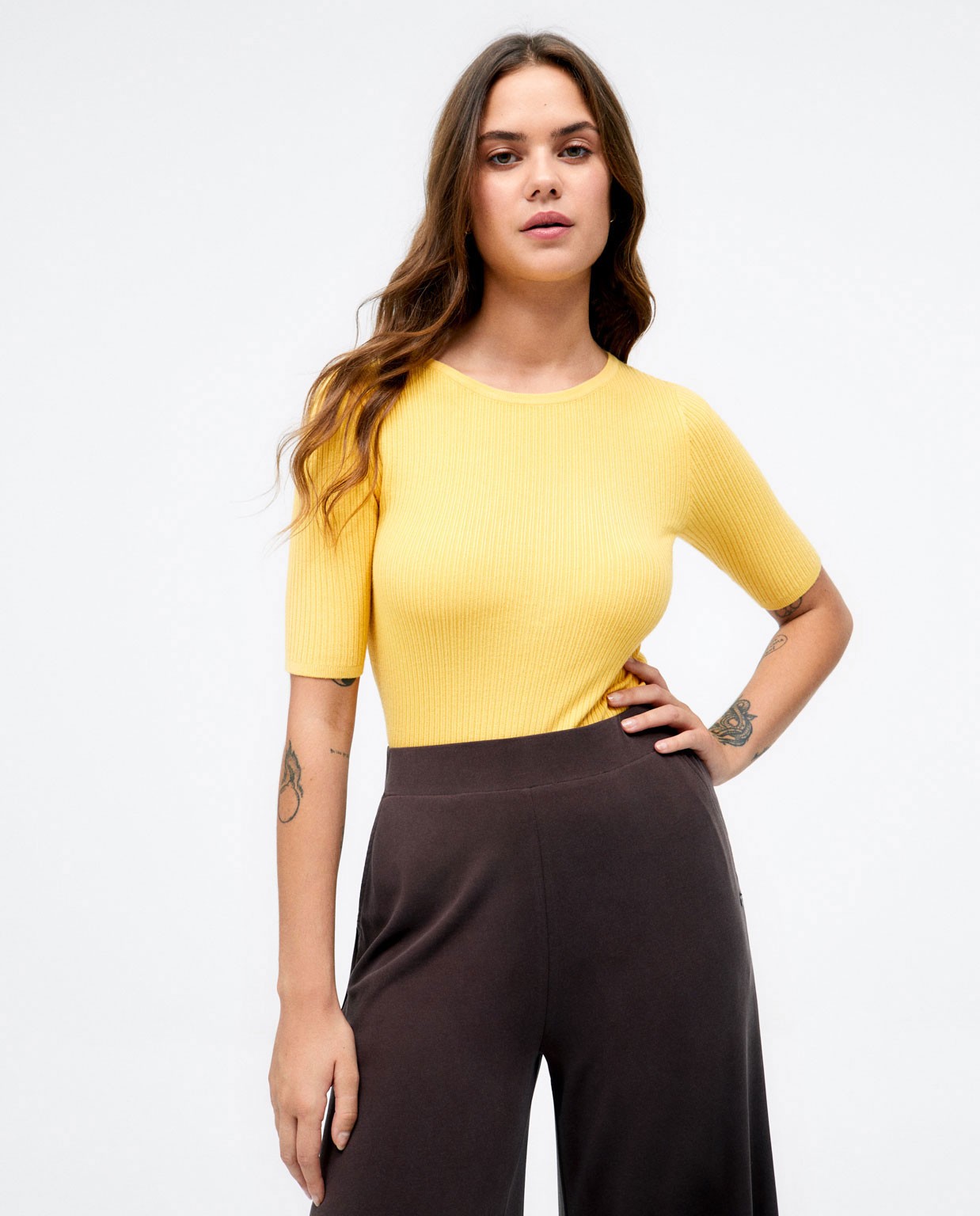 Pull en maille côtelée à manches françaises. Jaune