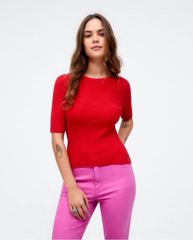 Pull en maille côtelée à manches françaises. Rouge