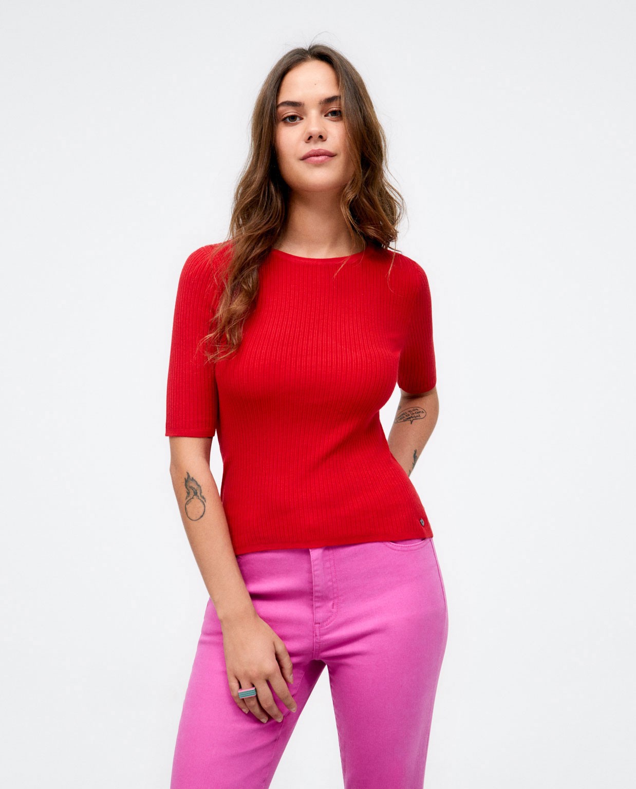 Pull en maille côtelée à manches françaises. Rouge
