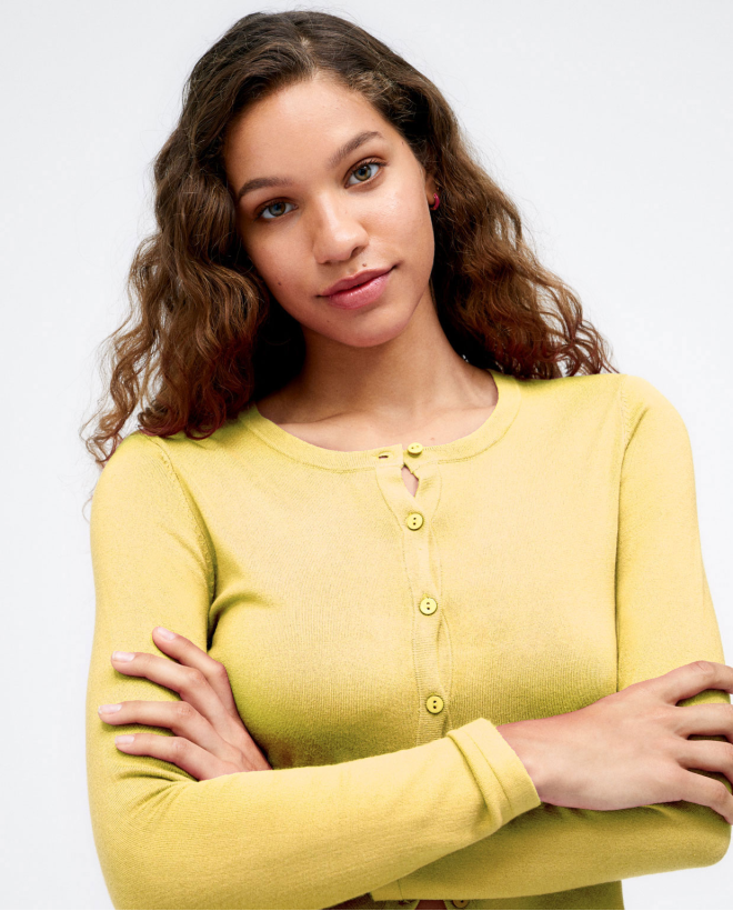Cardigan court en tricot à manches longues. Jaune