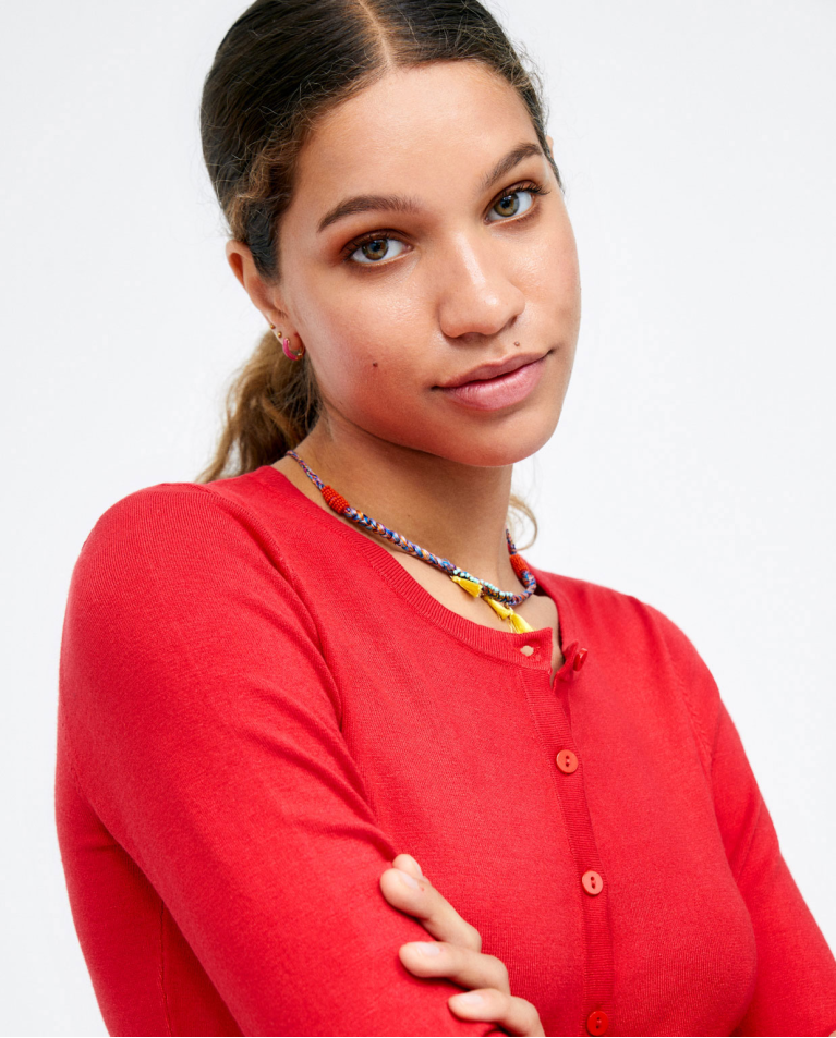 Cardigan court en tricot à manches longues. Rouge