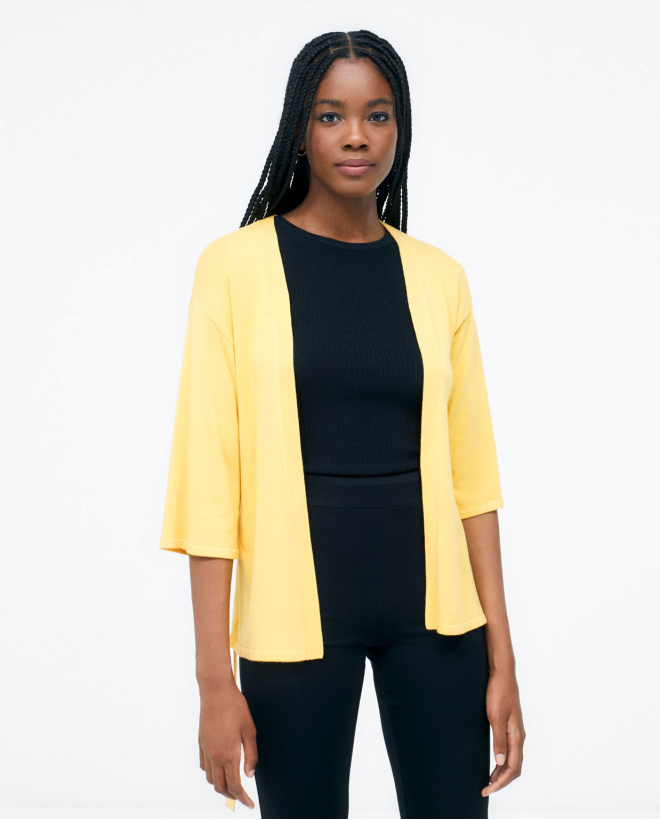 Cardigan en tricot à manches 3 4 avec ceinture. Jaune