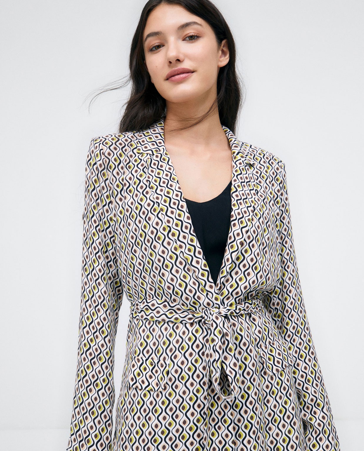 Veste avec poches à rabat et ceinture. Imprimé  Vert