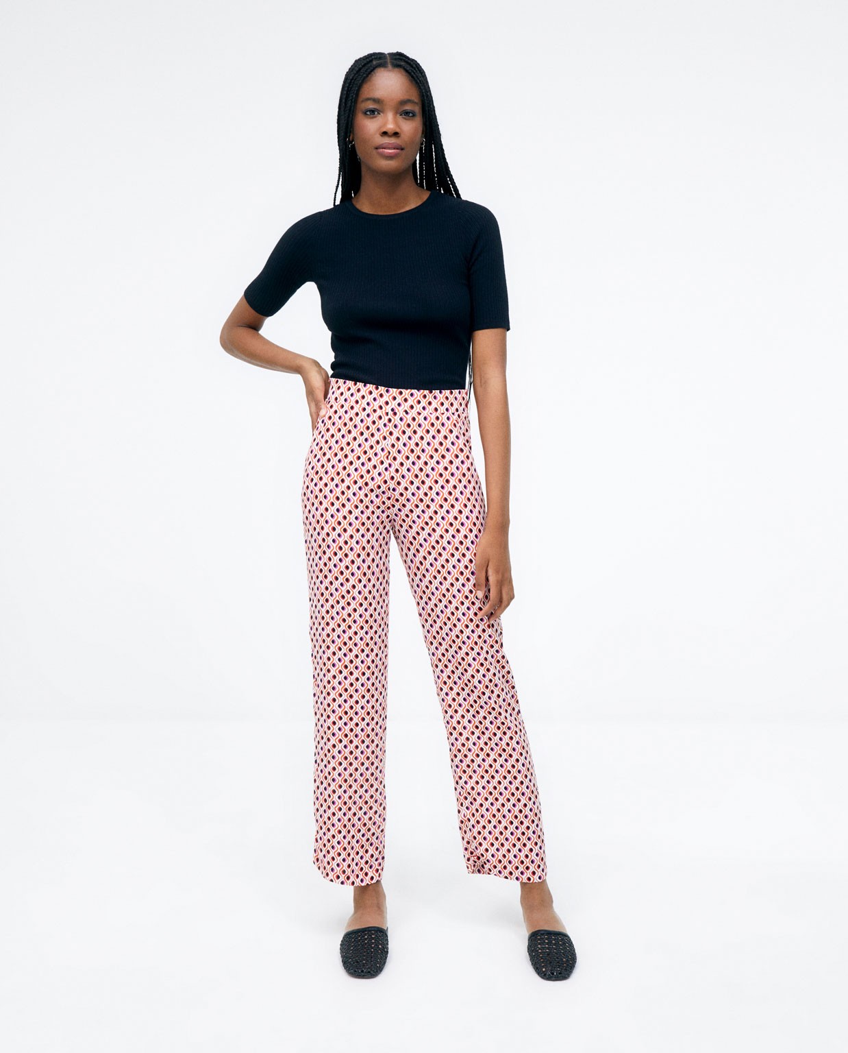 Pantalon long. Taille élastiquée. Imprimé  Rouge