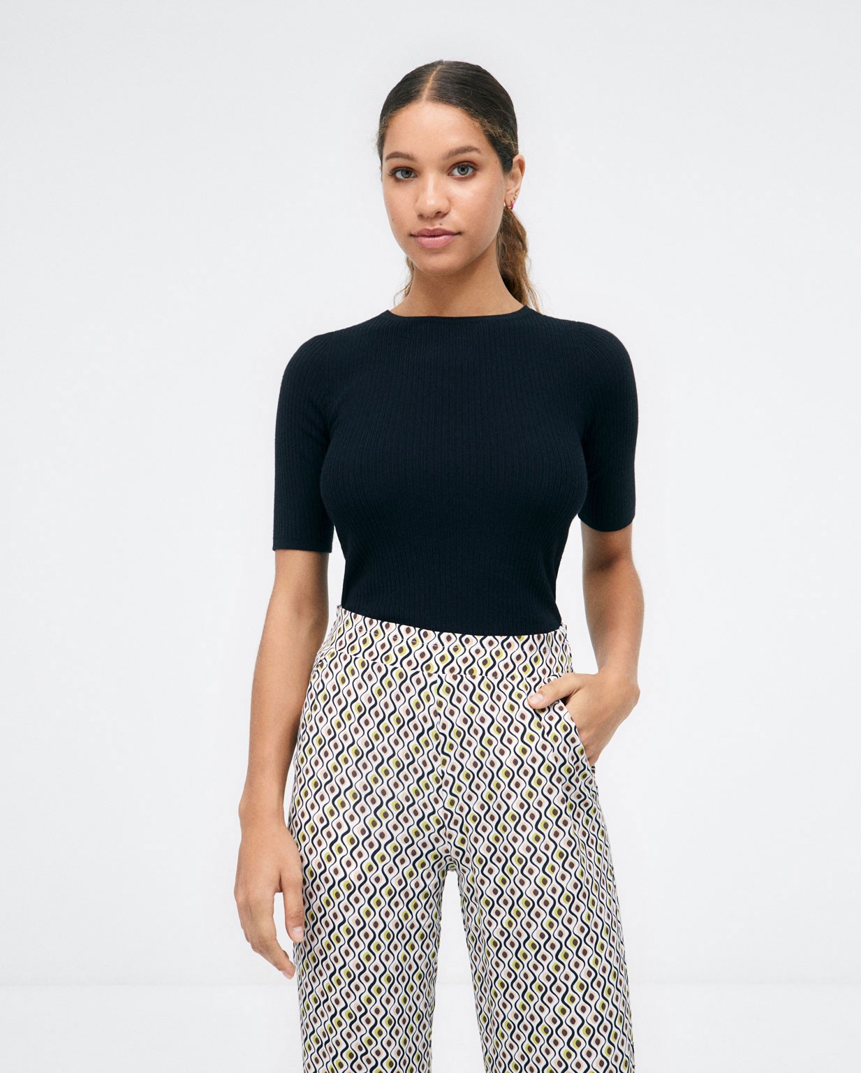 Pantalon long. Taille élastiquée. Imprimé  Vert