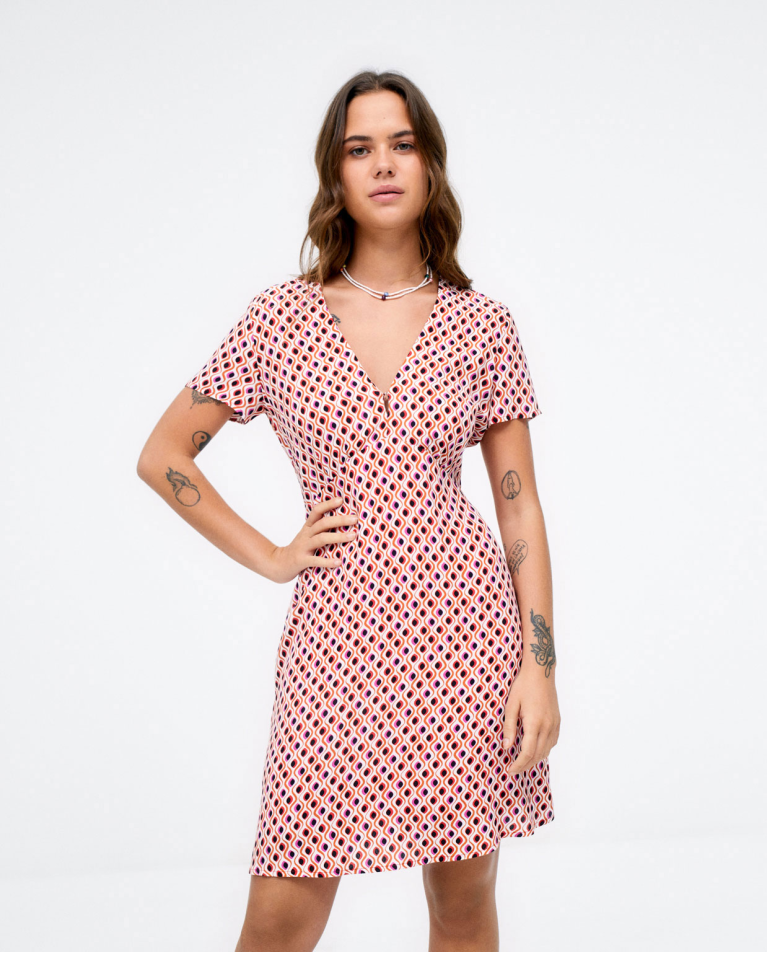 Robe courte. Col en V. Elastique. Impression Rouge