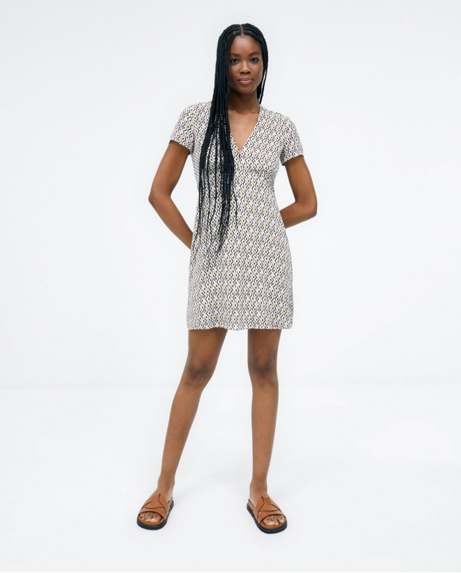 Robe courte. Col en V. Elastique. Impression Vert