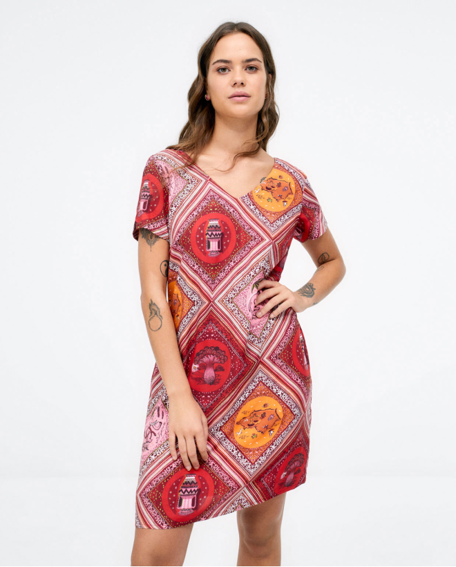 Robe courte et évasée. Col en V. Imprimé Rouge