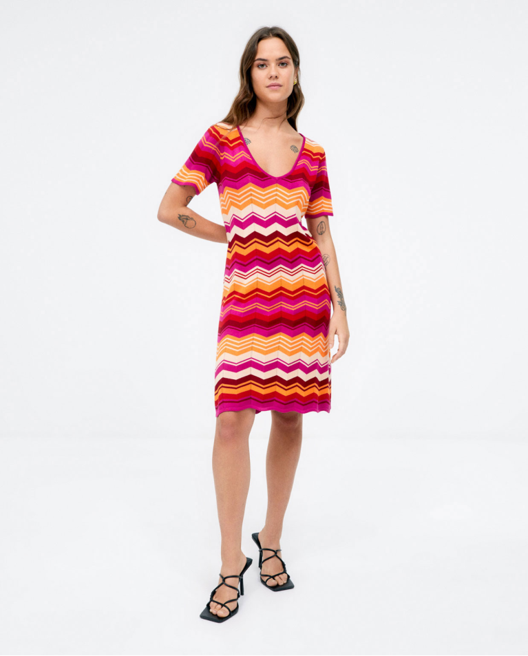 Abito corto in maglia. Scollo a V. Strisce Fucsia