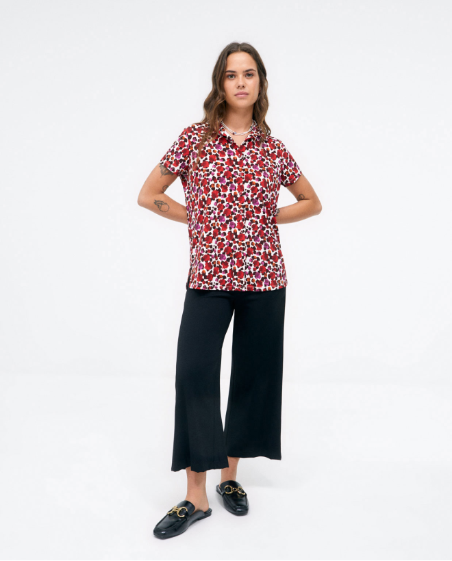 Chemise à manches courtes. Tissu élastique. Imprim Rouge