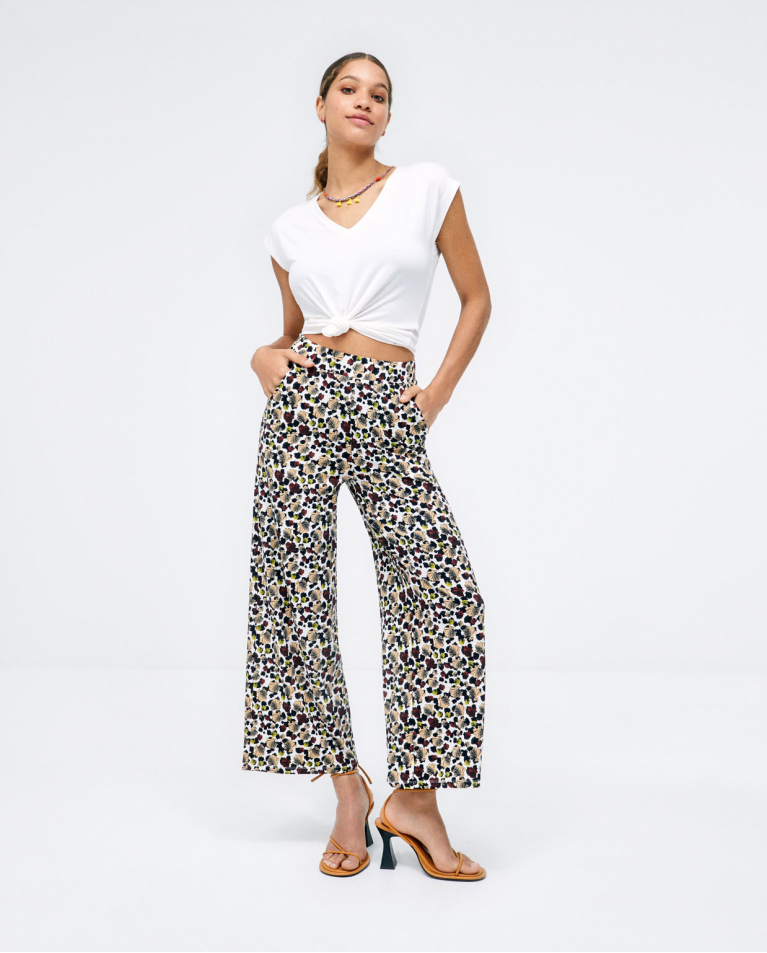 Pantaloni lunghi larghi. Vita elastica. Stampa Marrone