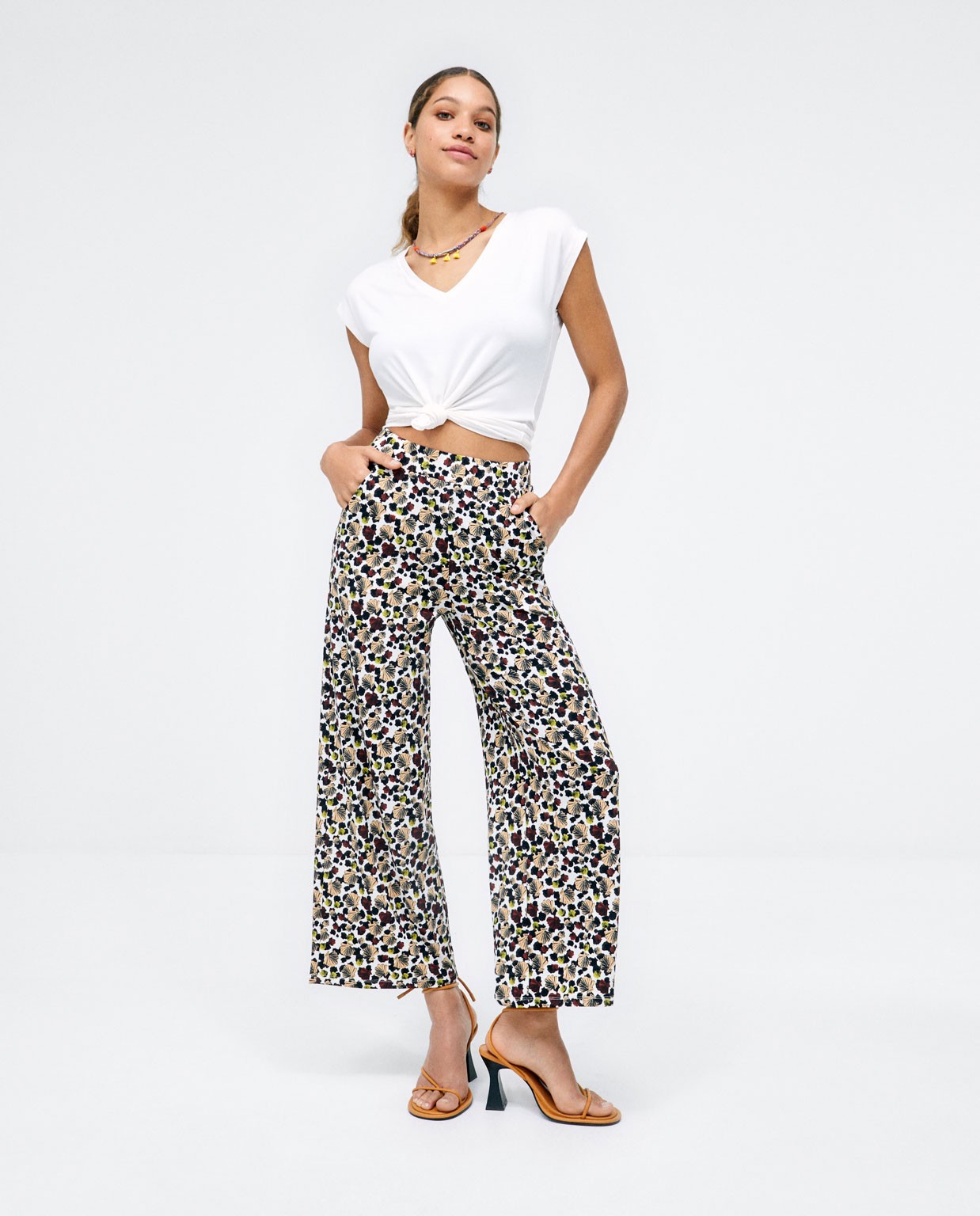 Pantalon long et large. Taille élastiquée. Imprimé Marron