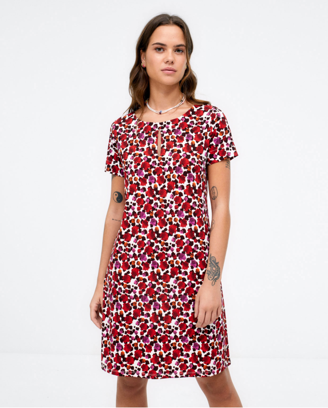 Robe courte, manches...