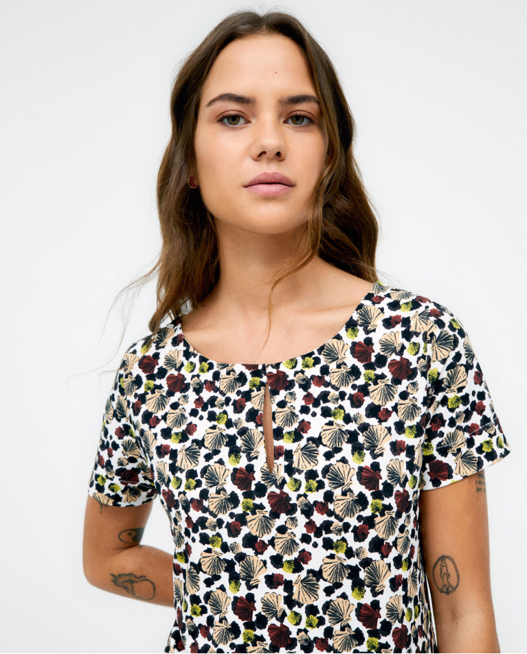 Robe courte, manches courtes. Elastique. Imprimé Marron