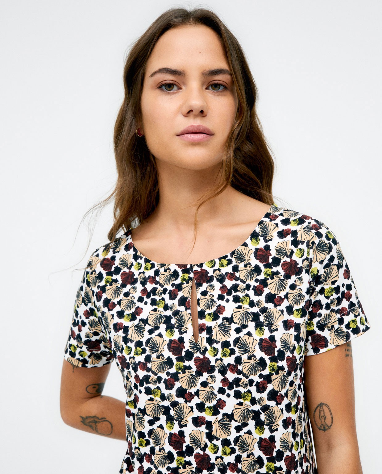Robe courte, manches courtes. Elastique. Imprimé  Marron