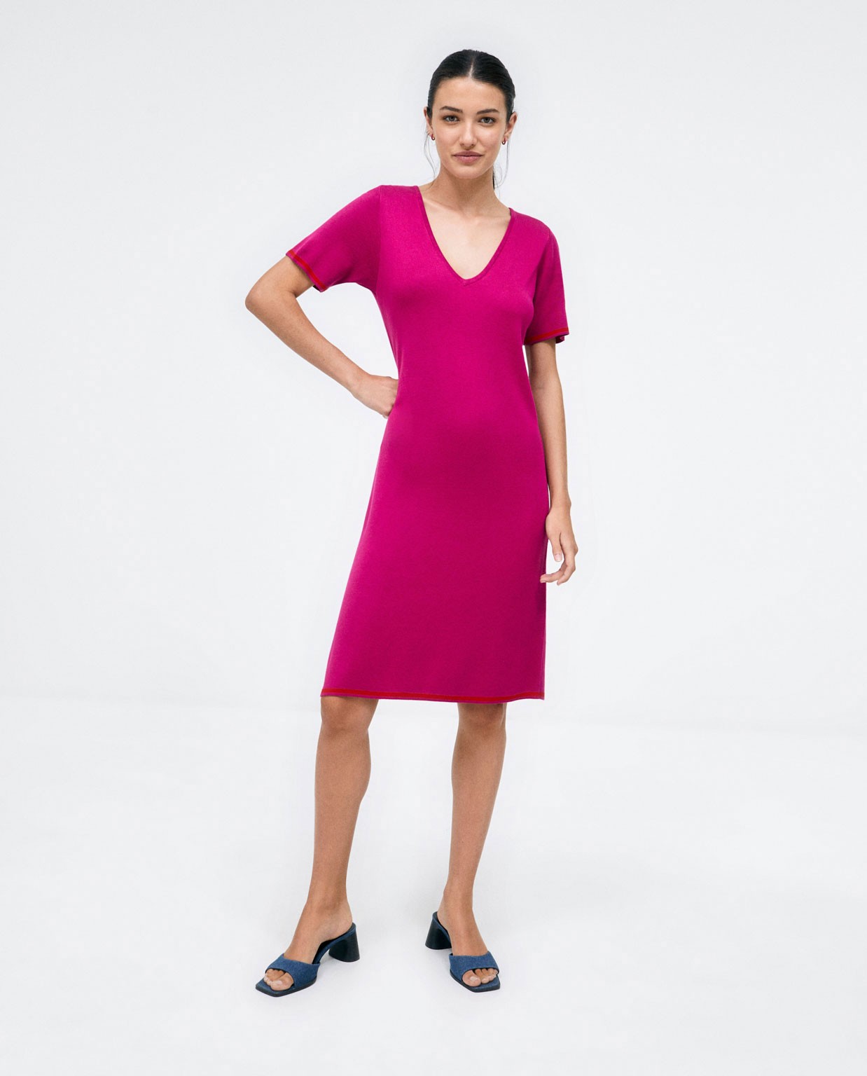 Short knitted dress. V-neck. Plain  Fuchsia