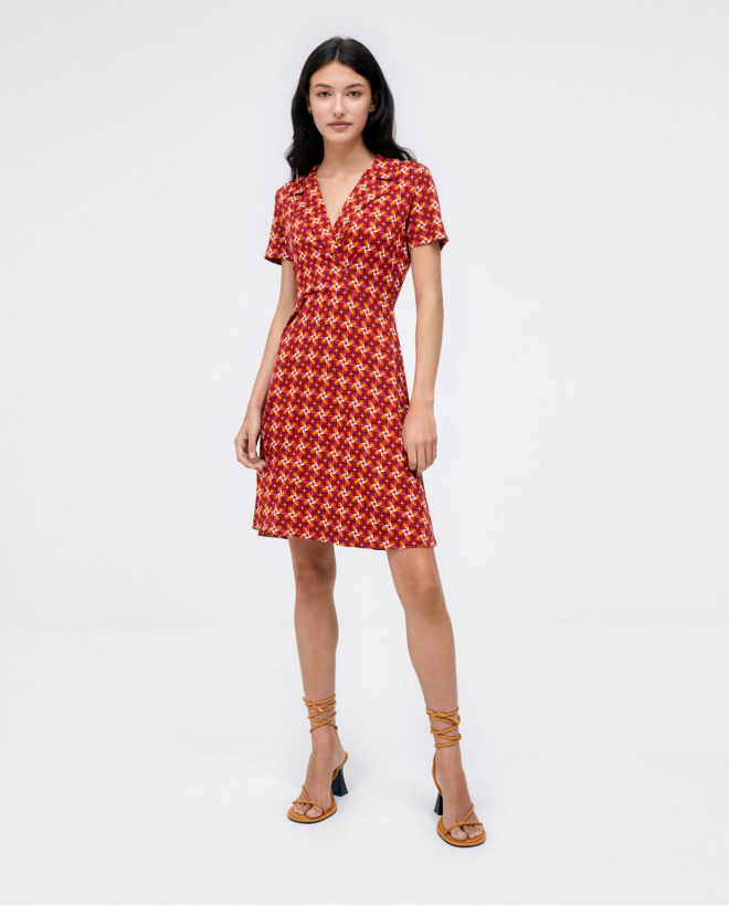 Robe courte croisée. Elastique. Impression Rouge