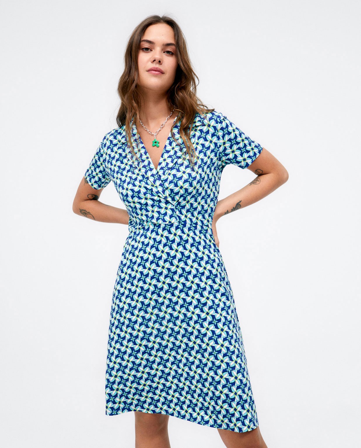 Robe courte croisée. Elastique. Impression  Bleu