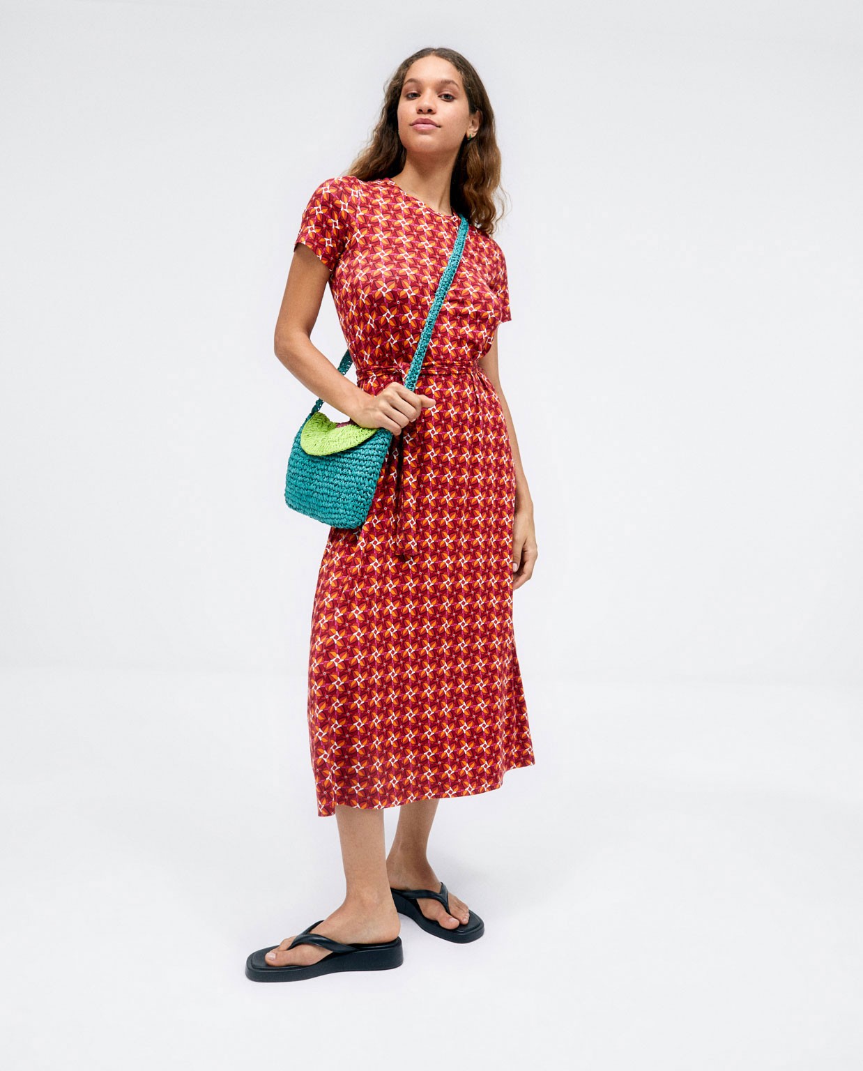 Robe midi nouée et croisée.  Rouge