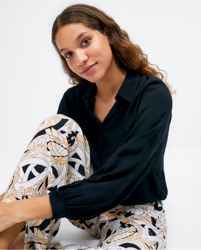 Camicia a maniche lunghe con polsini. Vita elastic Nero