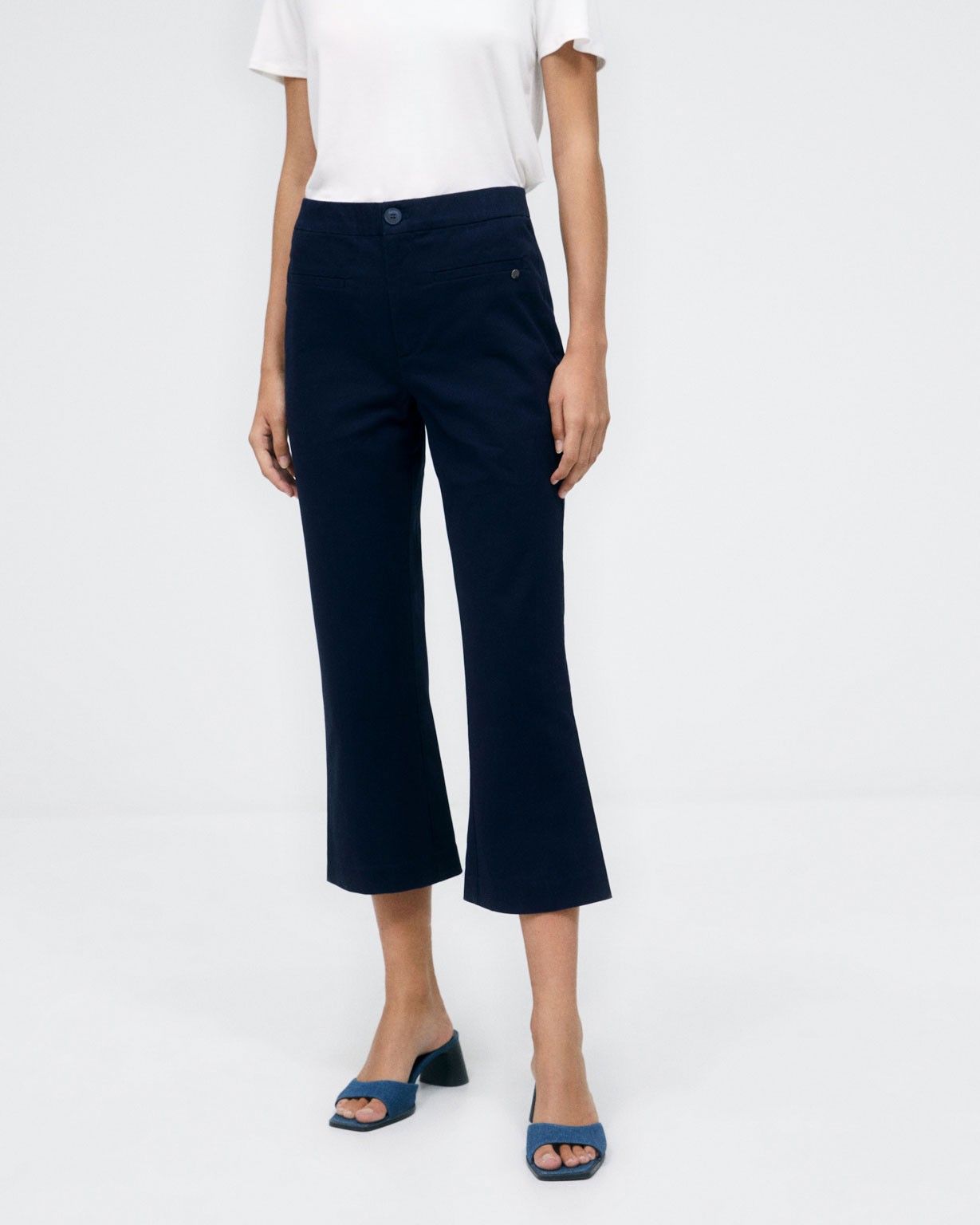 Pantaloni lunghi dritti alla caviglia. Tipo Chino. Marino