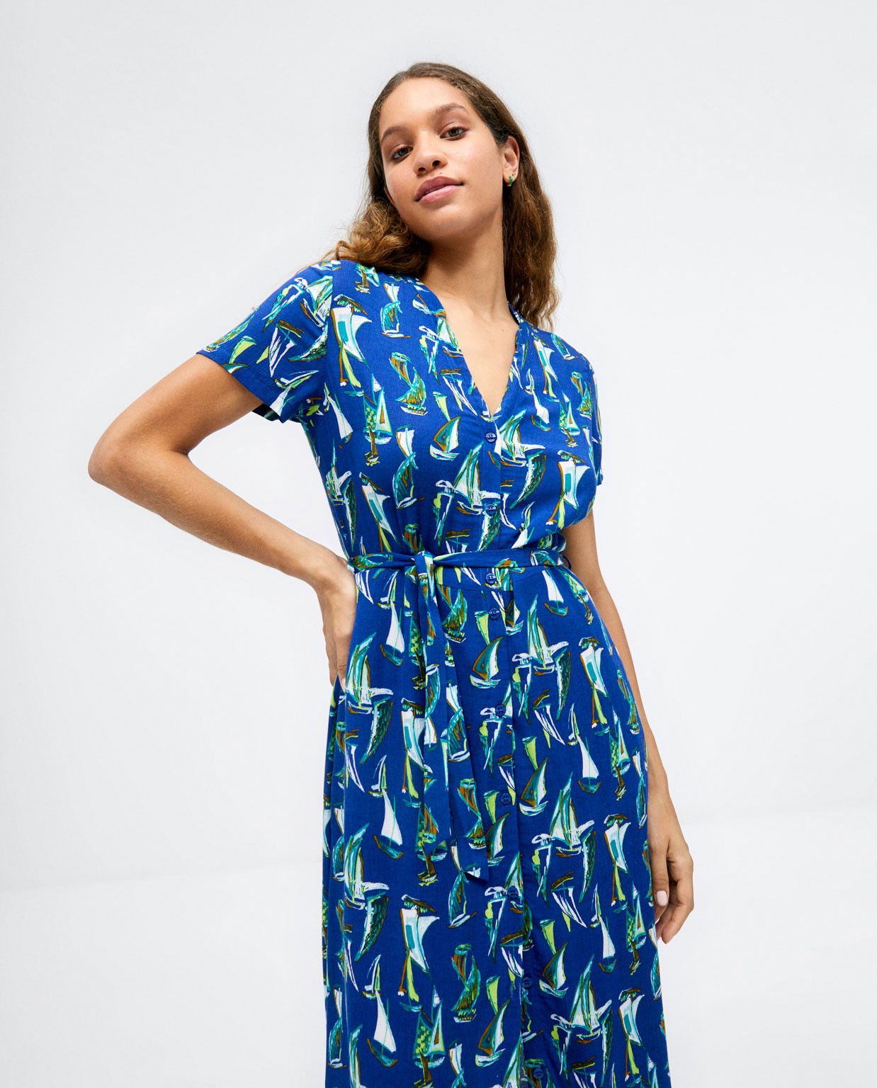 Robe chemise longue. Manches courtes. Impression  Bleu