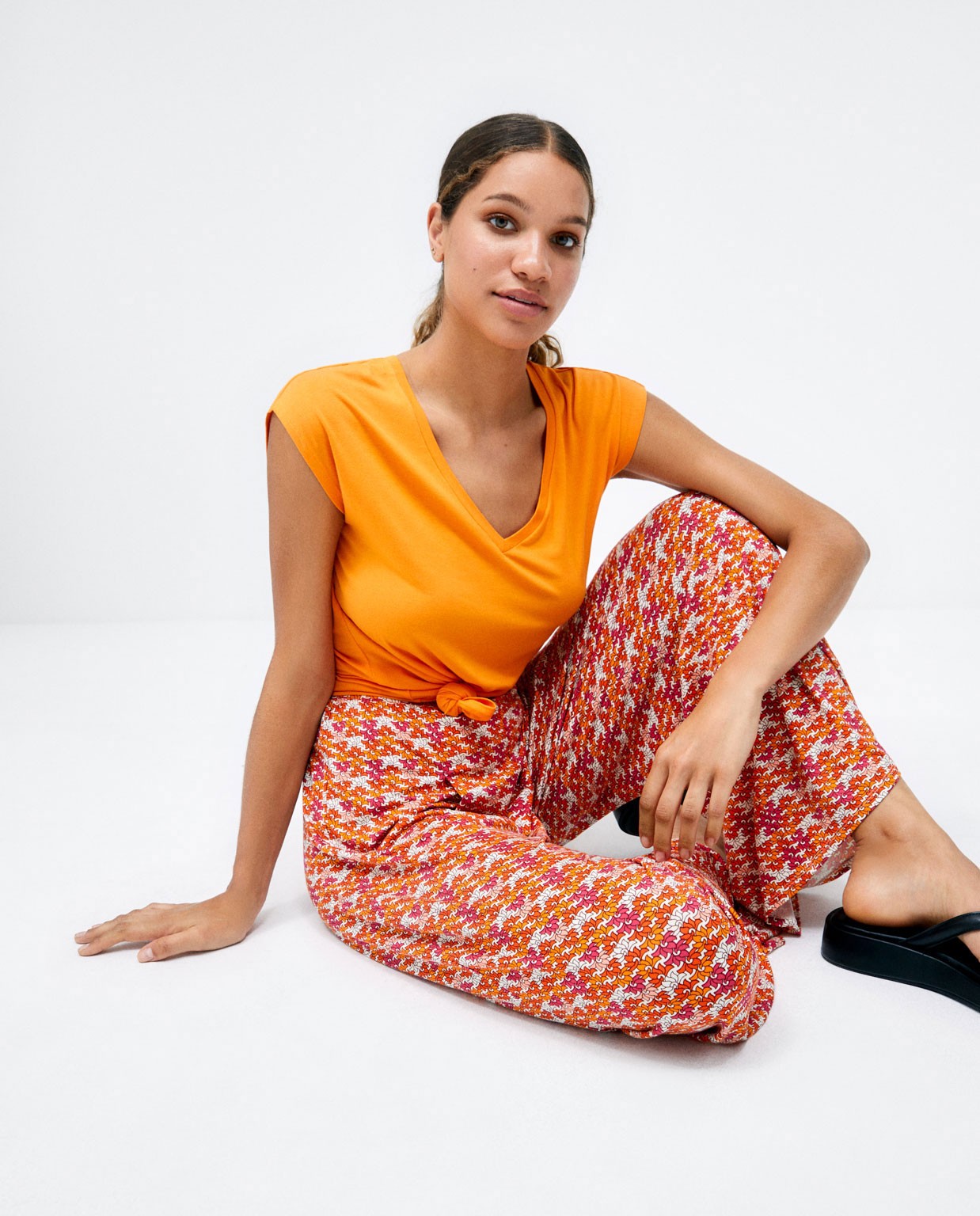Pantalon long et large. Elastique. Imprimé  Orange