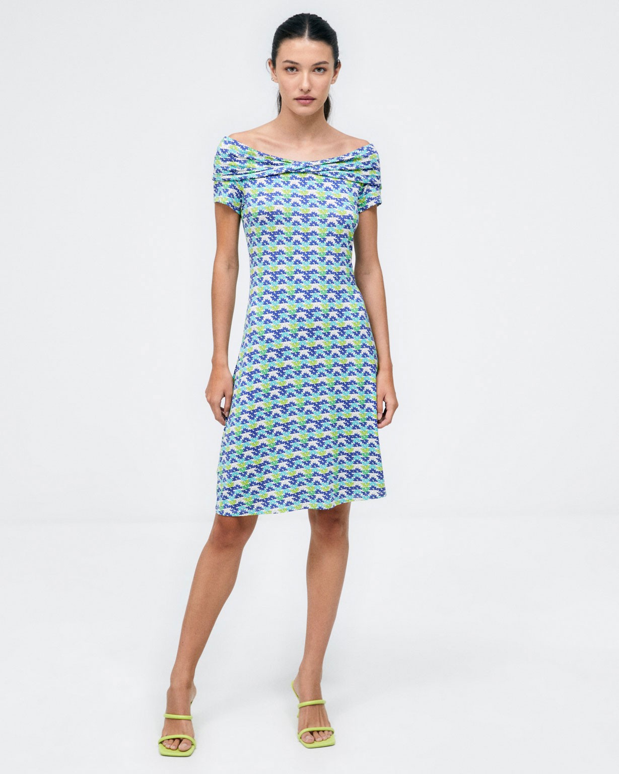 Robe courte et élastique. Col bardot. Imprimé  Bleu