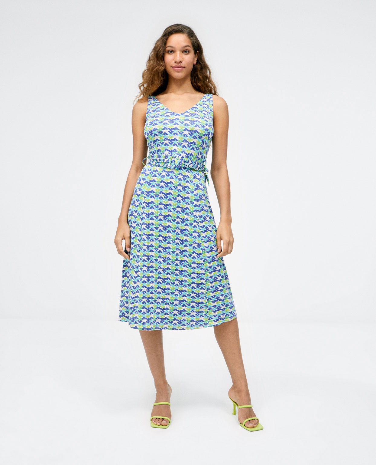 Abito midi con spalline. Elastico. Stampa. Azzurro