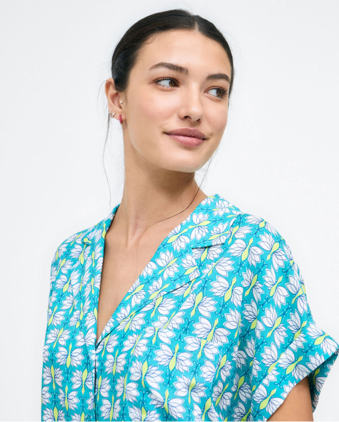 Chemise à manches courtes. Col en V. Impression Turquoise