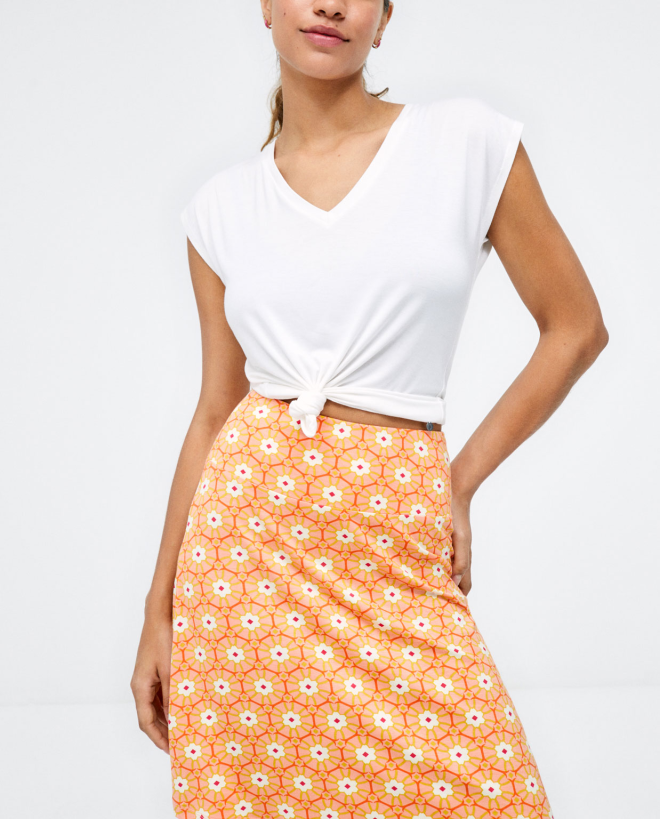 Short fla skirt. Elasticated waist. Orange