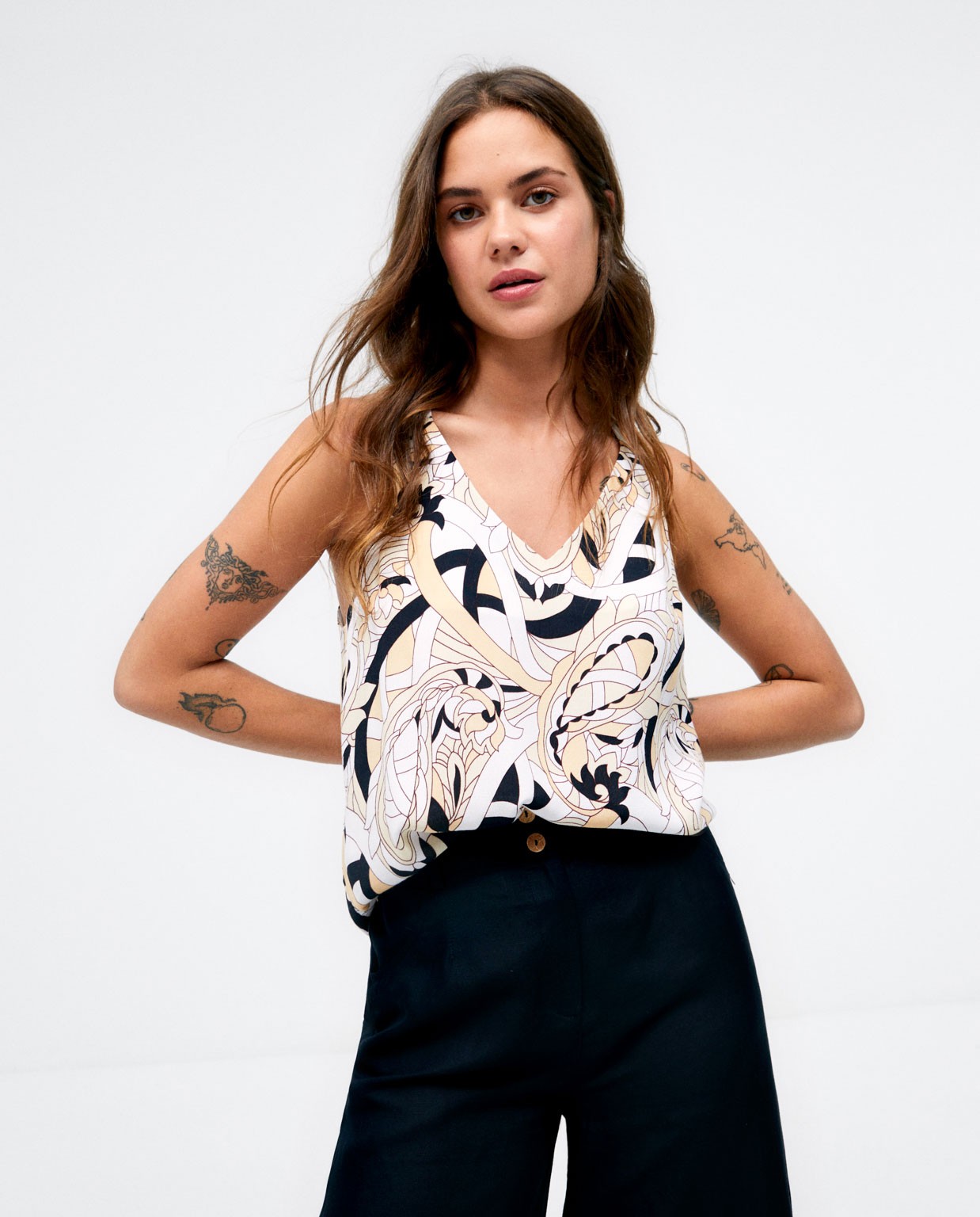 Tank top. V-neck. Beige