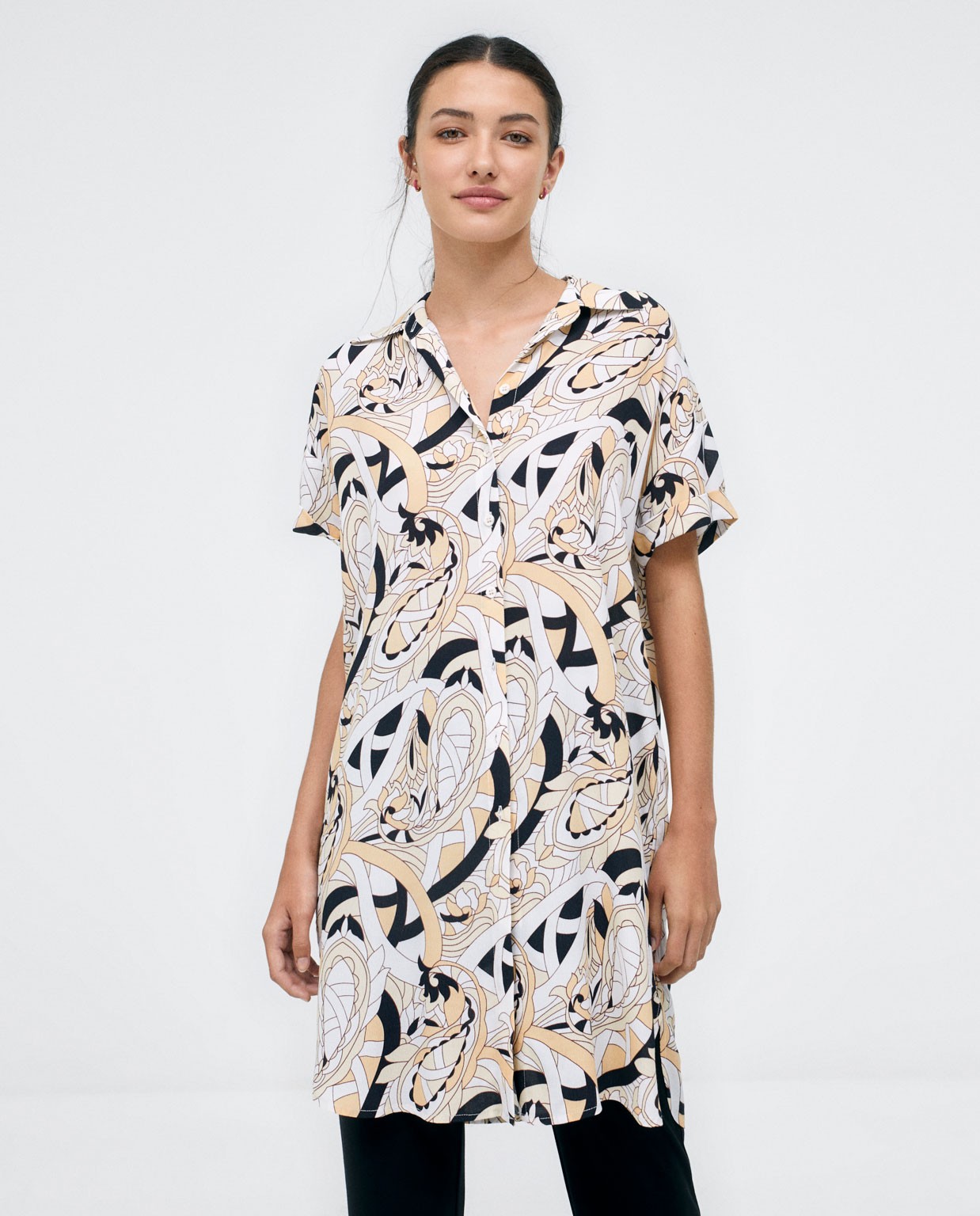 Camicia lunga a maniche corte. Stampa Beige