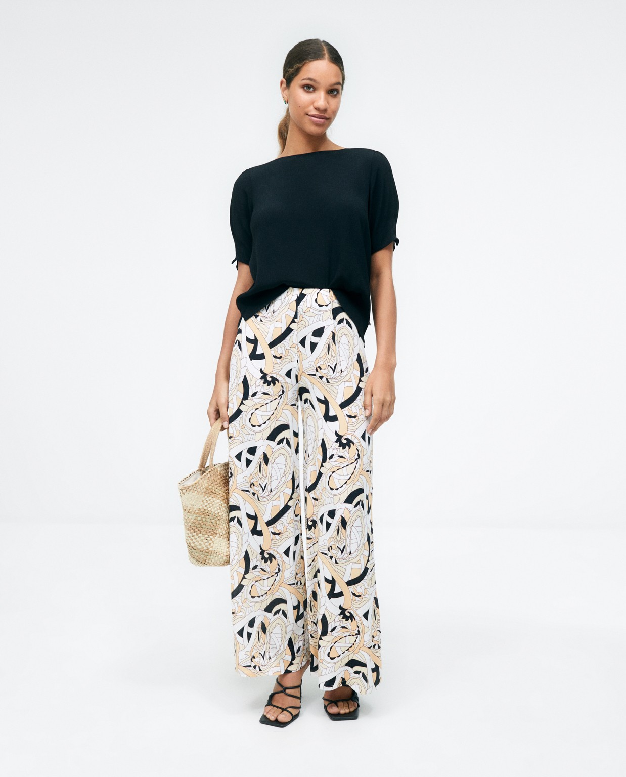 Long and very wide trousers. Beige