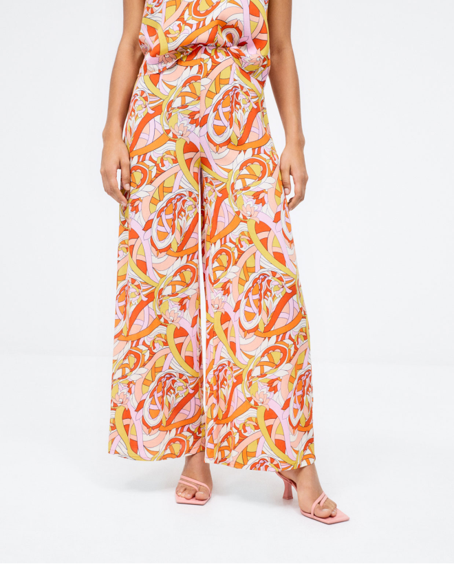 Pantalón largo y muy ancho. Estampado Naranja