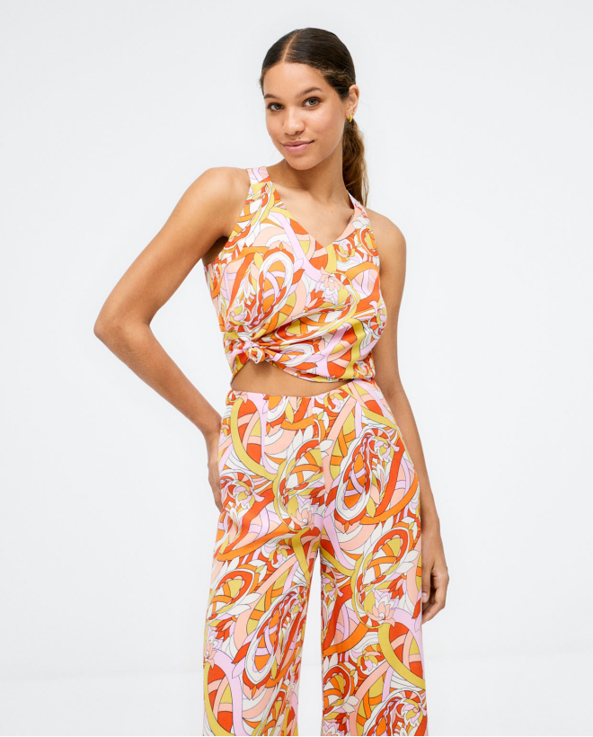 Long and very wide trousers. Orange