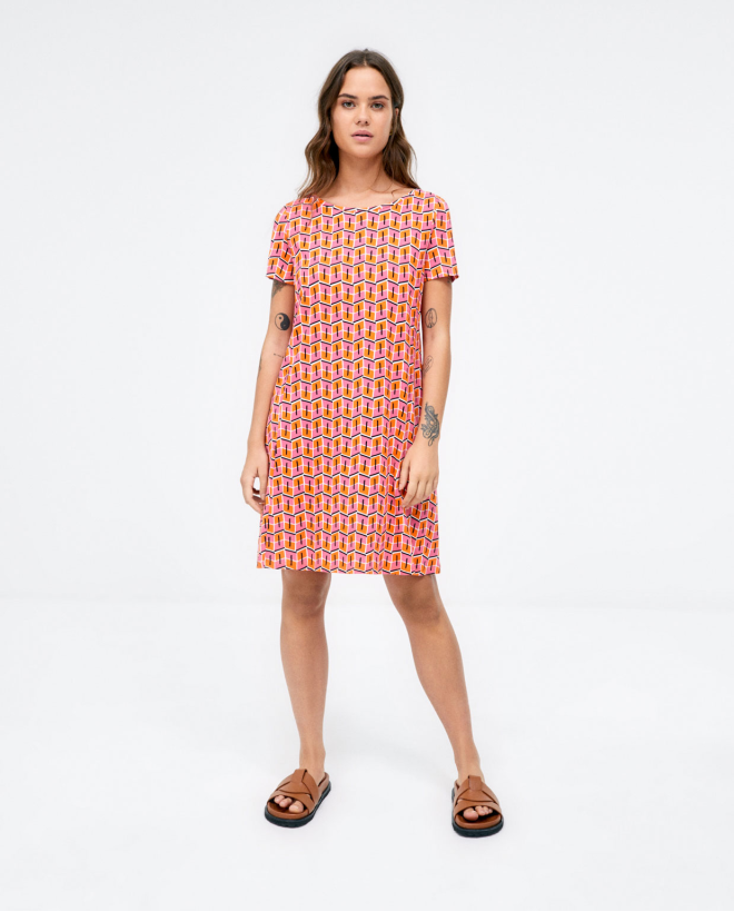 Robe courte. Encolure bateau. Imprimé Rose