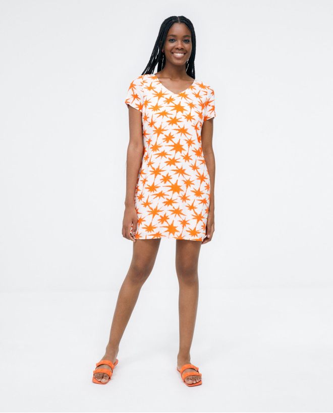 Robe courte. Col en V....