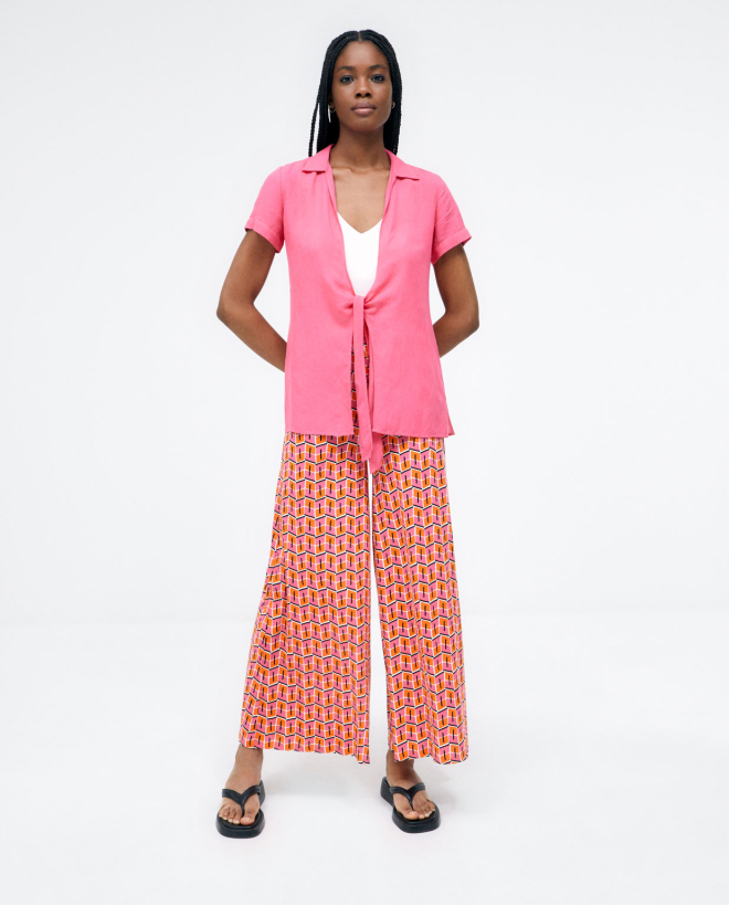Blouse à manches courtes nouées. Fushia